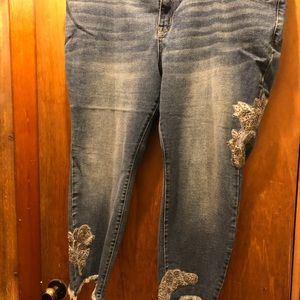 Plus size ankle length jeans with flower detail